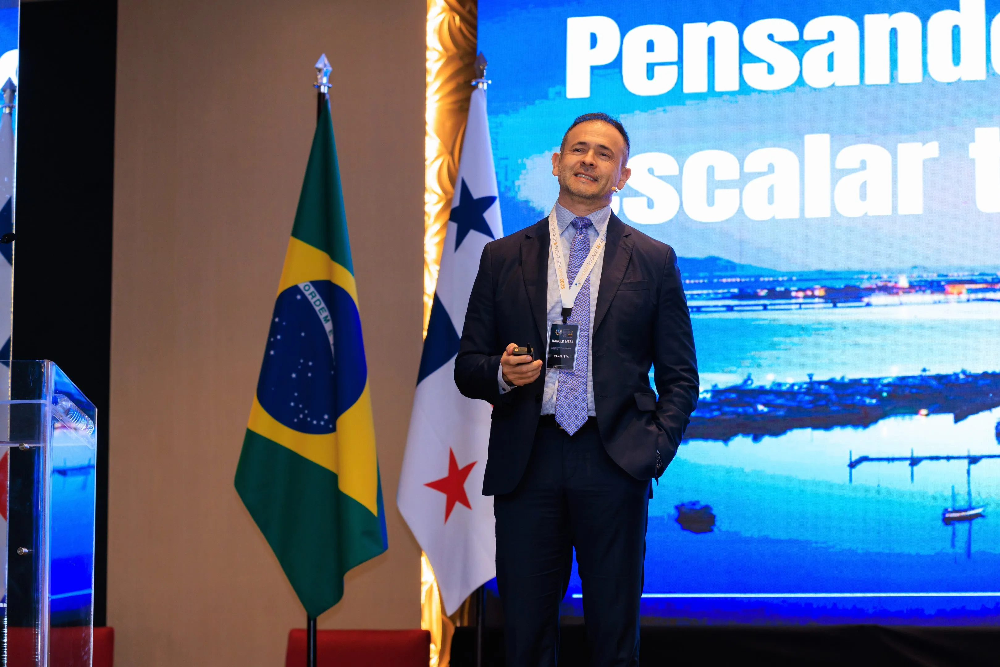 Harold H. Mesa durante la conferencia Escalando Operaciones