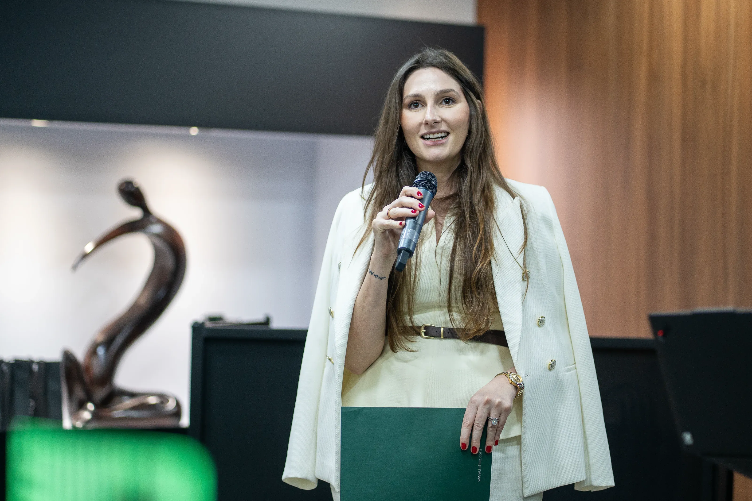 Presentadora del LAFISE Business Forum durante la apertura