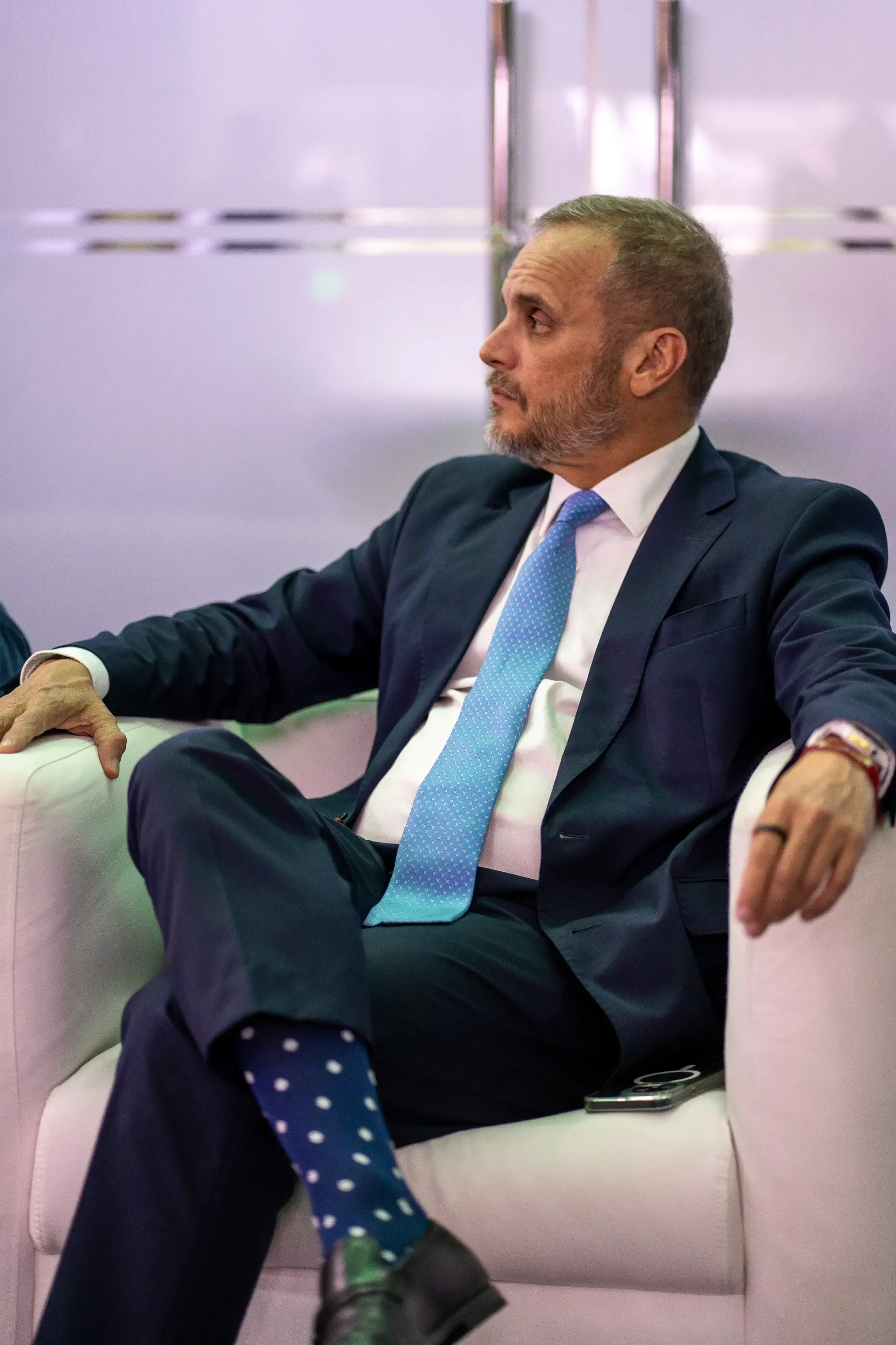 Ejecutivo invitado durante el panel empresarial