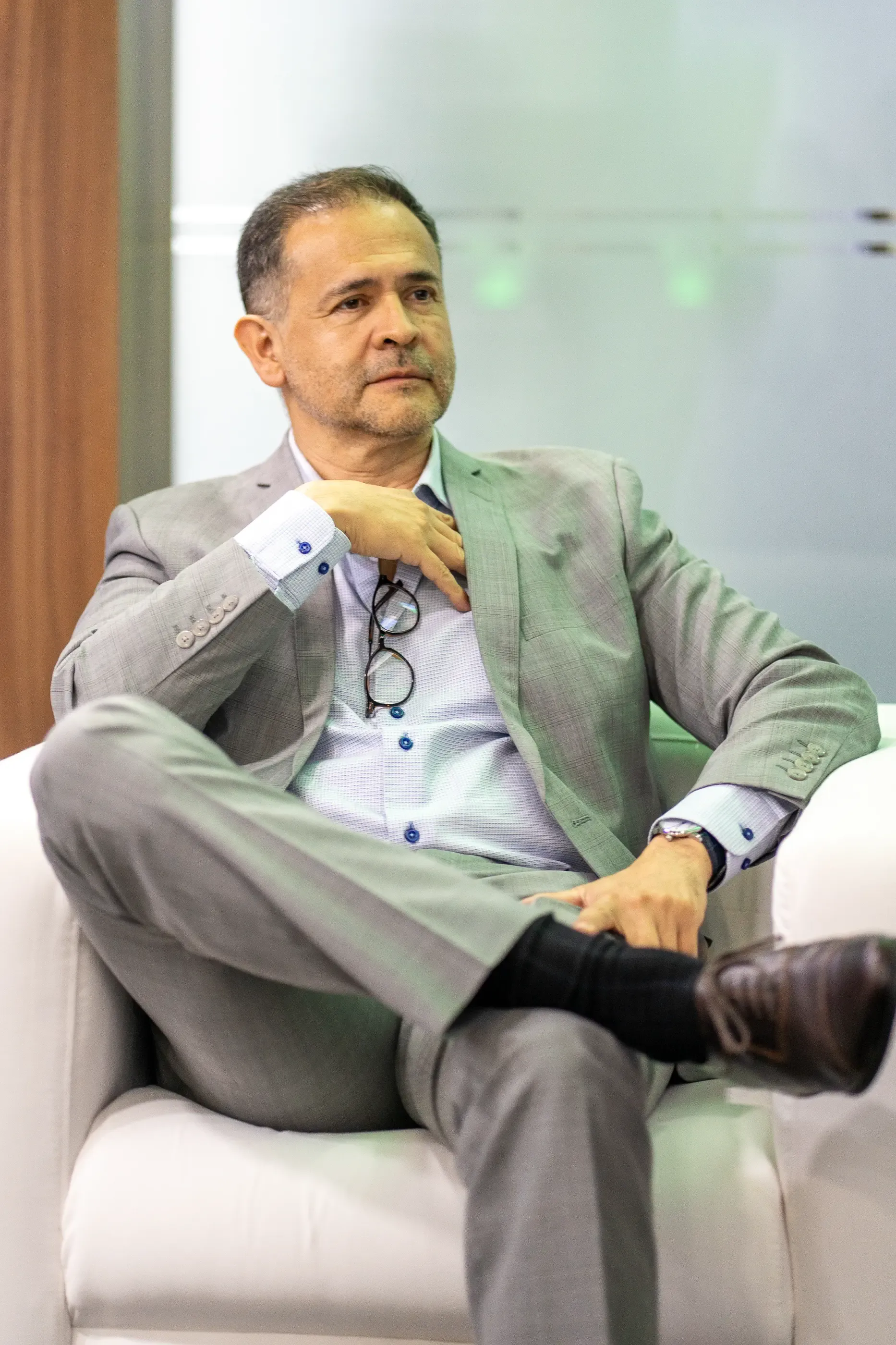 Harold H. Mesa escuchando una intervención durante el panel