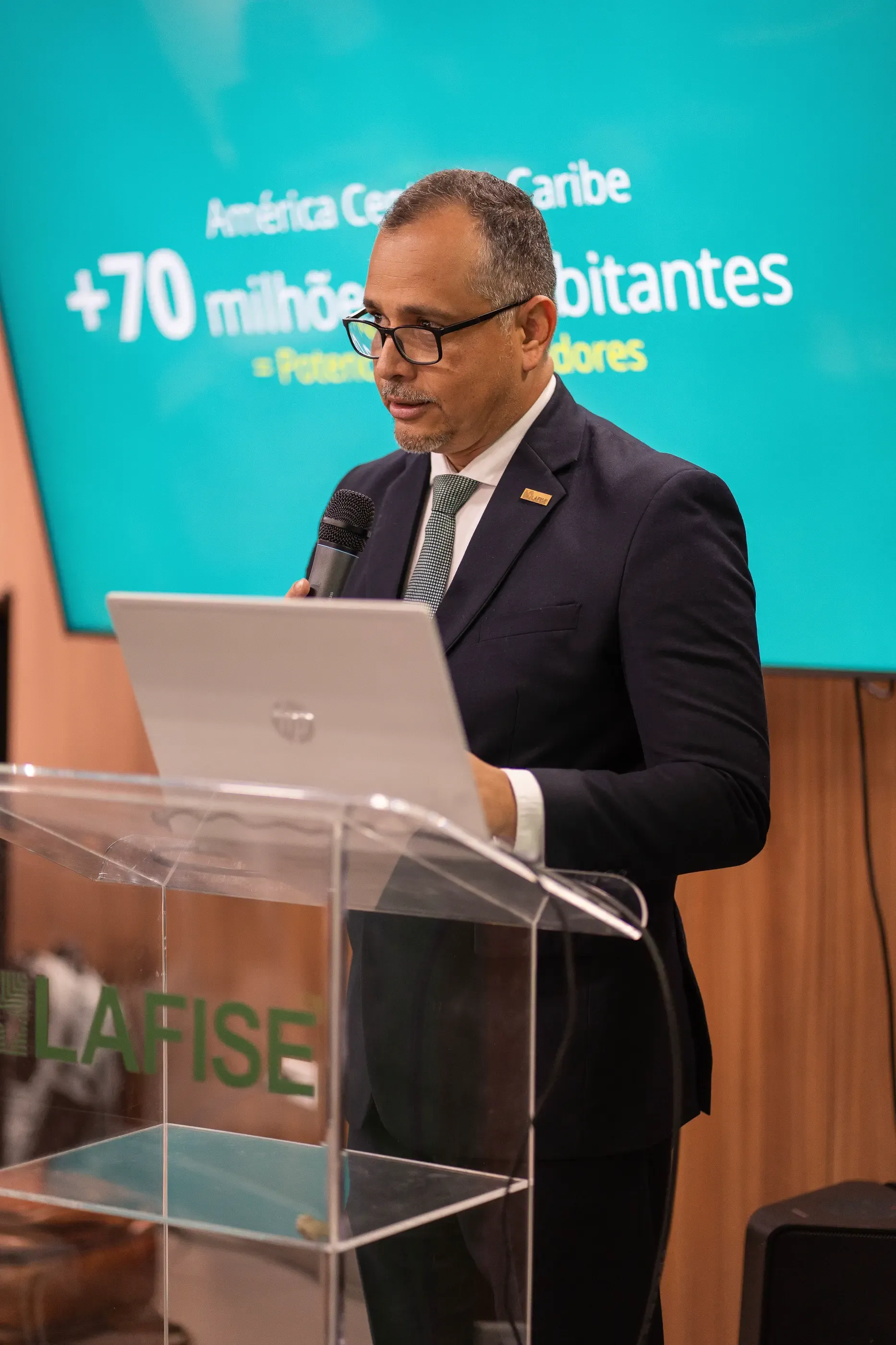 Representante de Banco LAFISE durante la apertura del foro