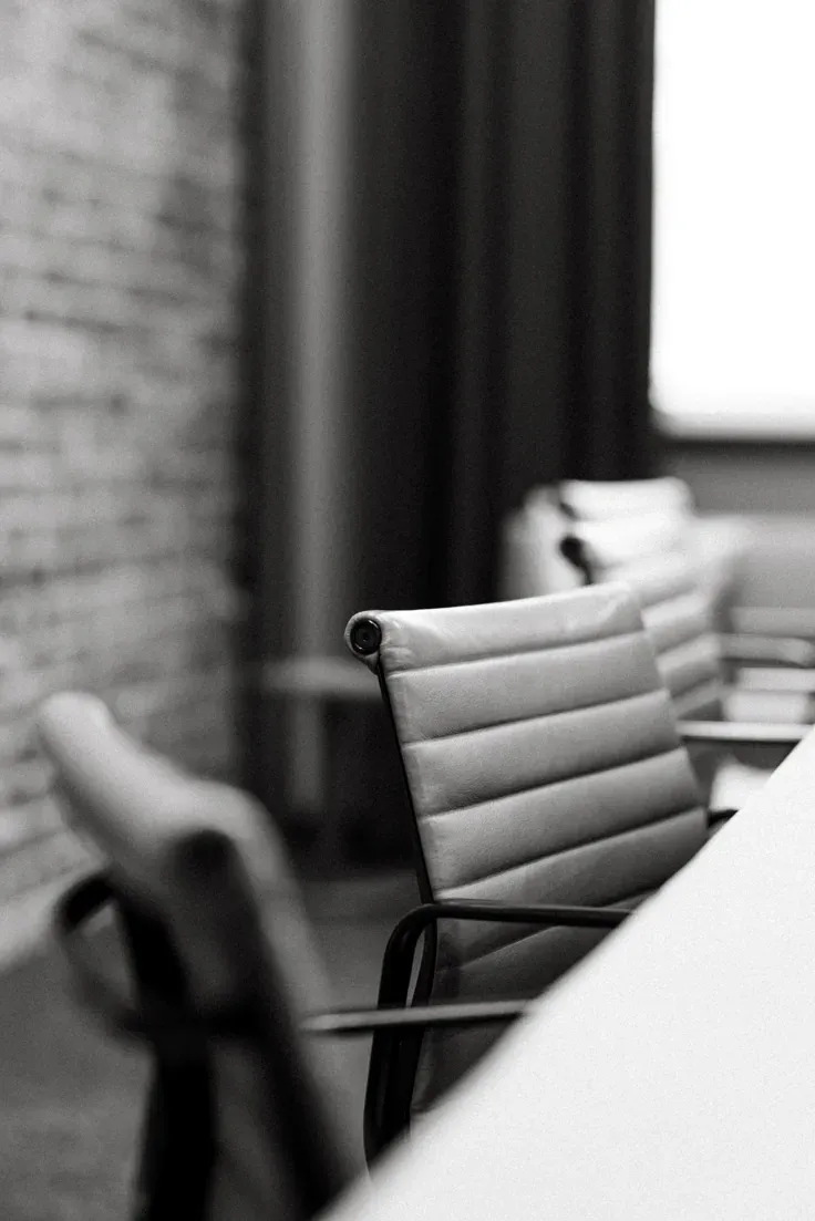 Sala de reuniones ejecutiva en blanco y negro