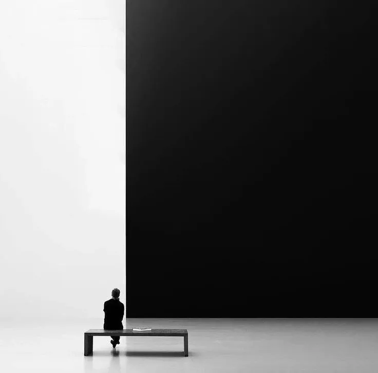 Espacio de decisión ejecutivo en blanco y negro