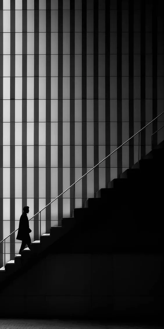Figura ascendiendo una escalera como metáfora de transición empresarial